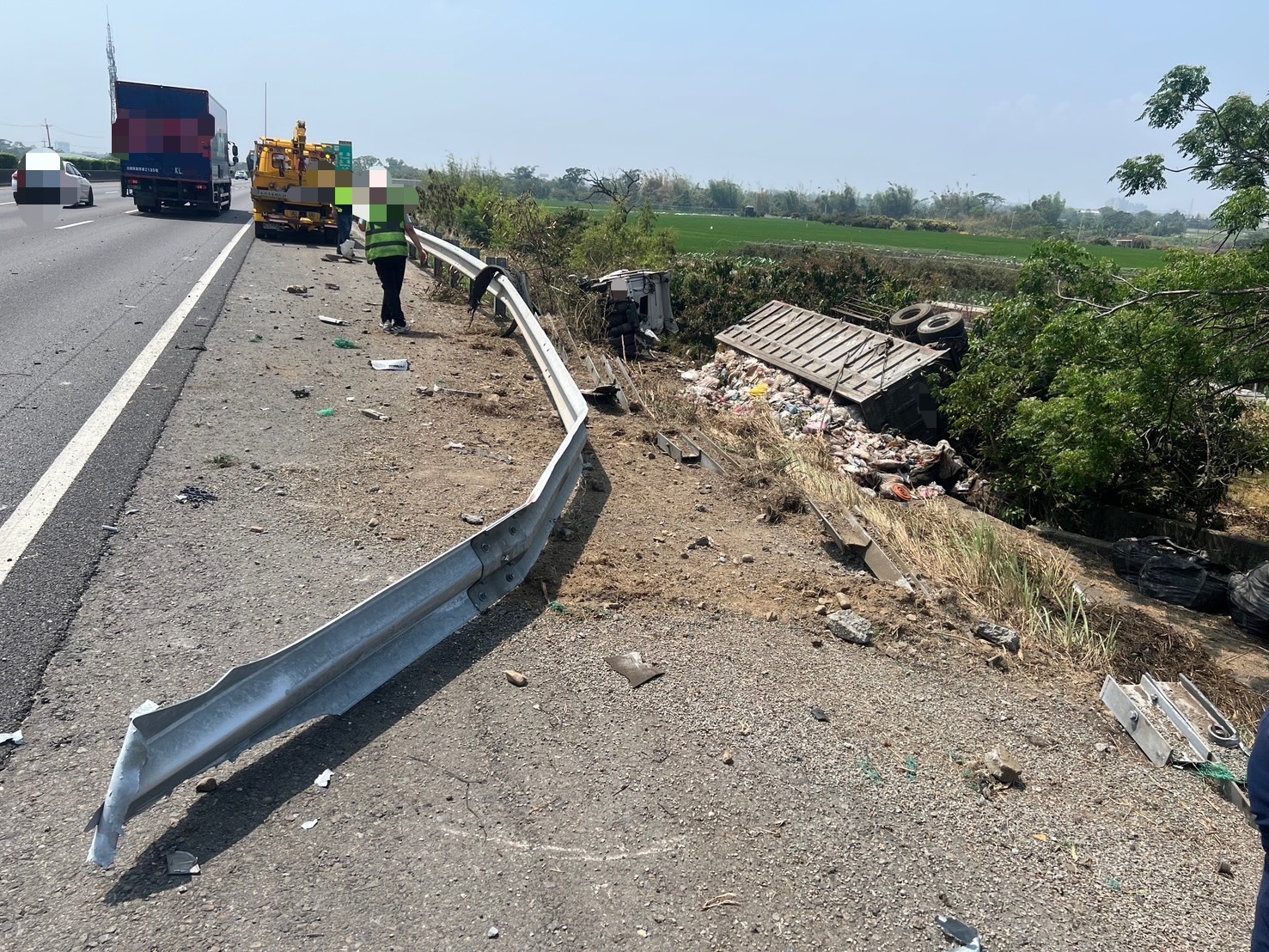 國道1號聯結車爆胎翻落邊坡！垃圾傾瀉遍地　南下回堵5公里