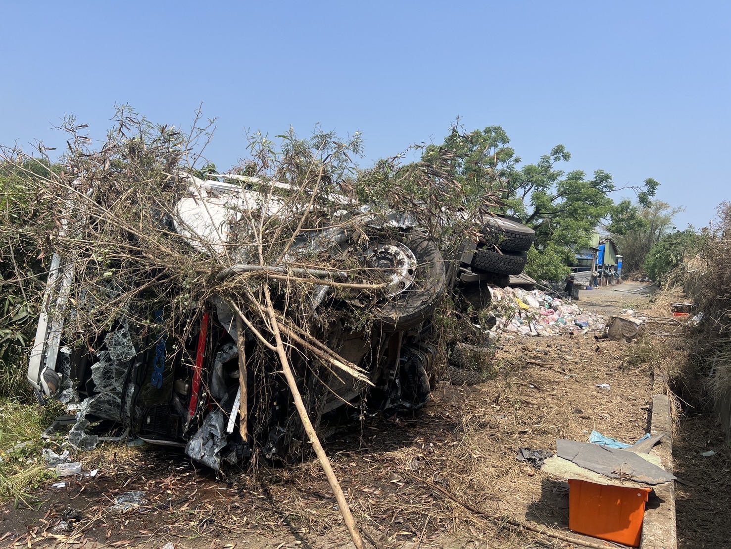 國道1號聯結車爆胎翻落邊坡！垃圾傾瀉遍地　南下回堵5公里