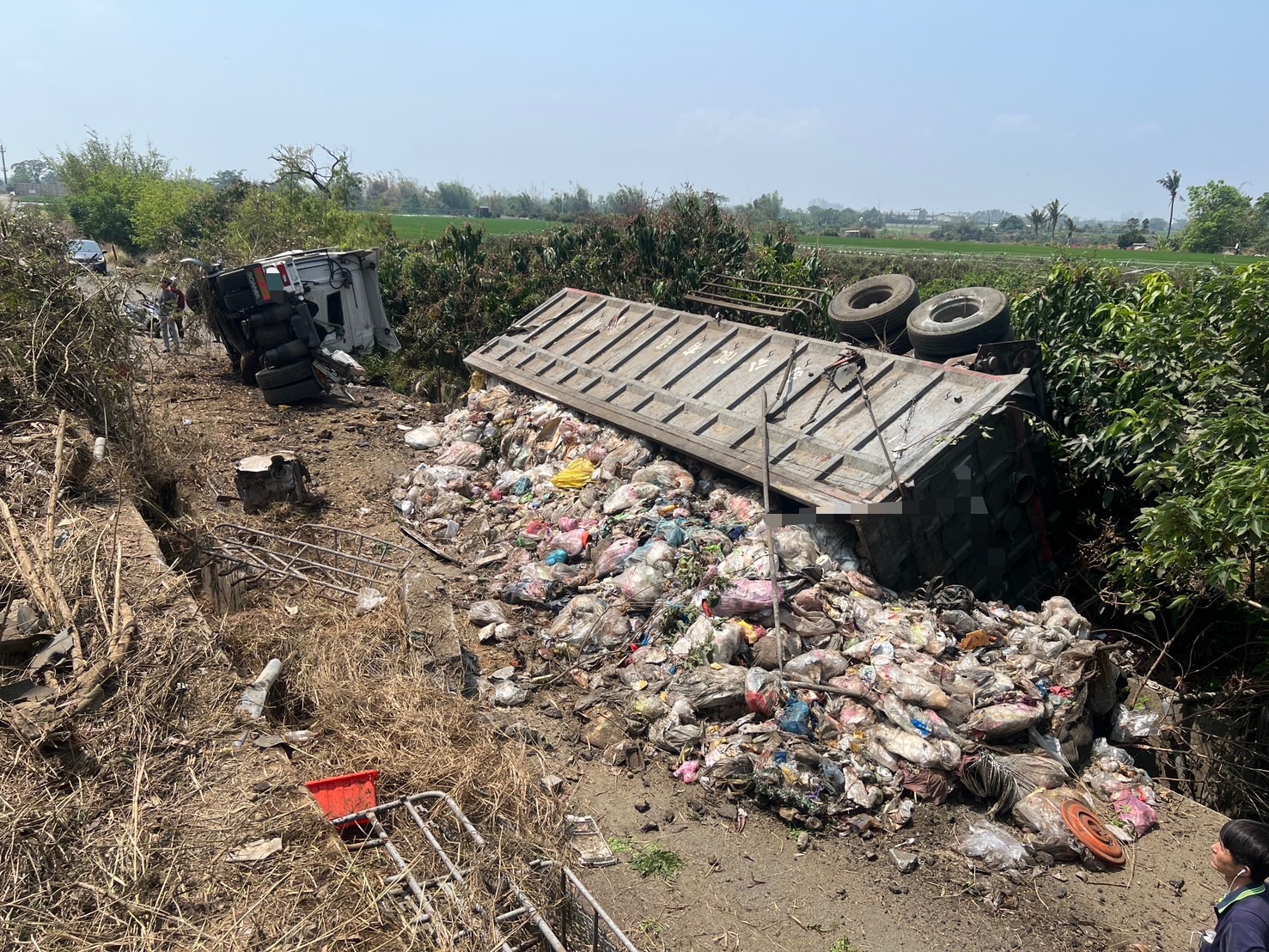 國道1號聯結車爆胎翻落邊坡！垃圾傾瀉遍地　南下回堵5公里