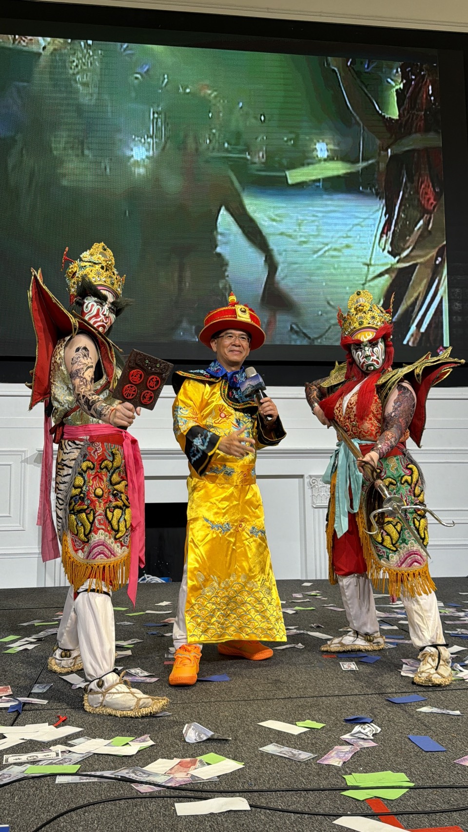 康博百桌春酒揭幕自費醫療創業新局 春酒變身世界服飾嘉年華！康博布局「自費醫療合夥創業平台」助百位醫師創業