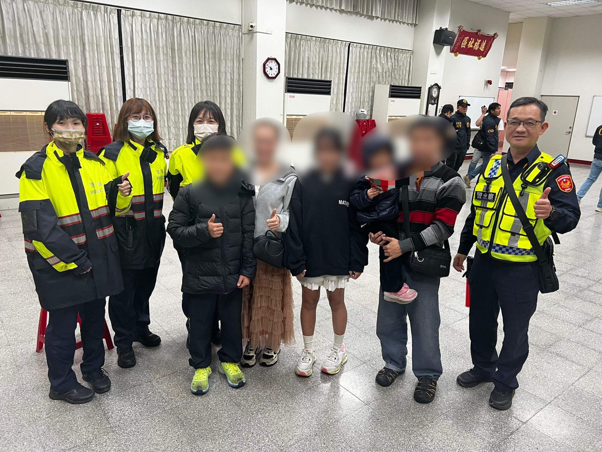 ▲鹿耳門煙火人潮爆滿！童走失「越走越遠」2.5公里外才找到 南警徒步護送團圓（圖／記者王俊勝 翻攝）