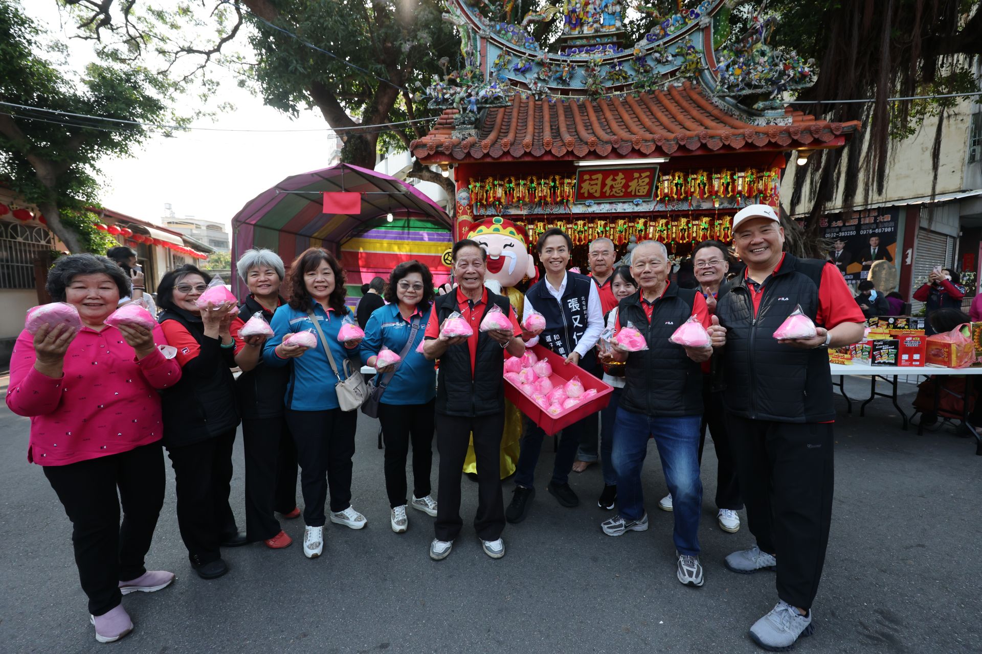 龍抬頭求財日湧人潮　北屯福德祠1800壽桃秒殺發完