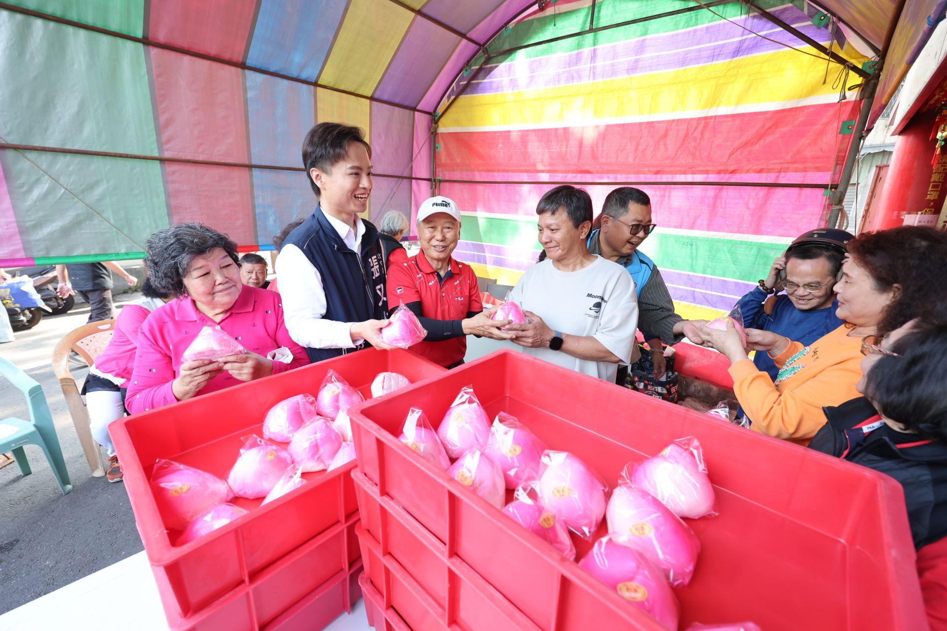 龍抬頭求財日湧人潮　北屯福德祠1800壽桃秒殺發完