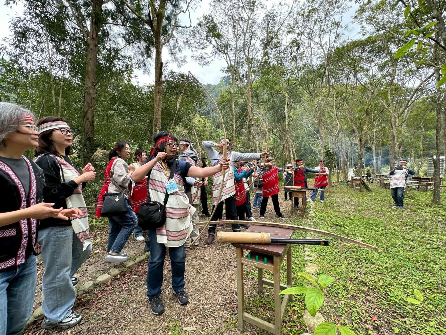 南庄獵人學校場域，在森林芬多精環繞下，體驗野菜辨識、陷阱狩獵與箭術等原民傳統知識。(圖/記者林均和攝)