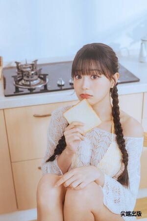 邊荷律於生日宣布推出寫真書 。(圖/尖端提供)