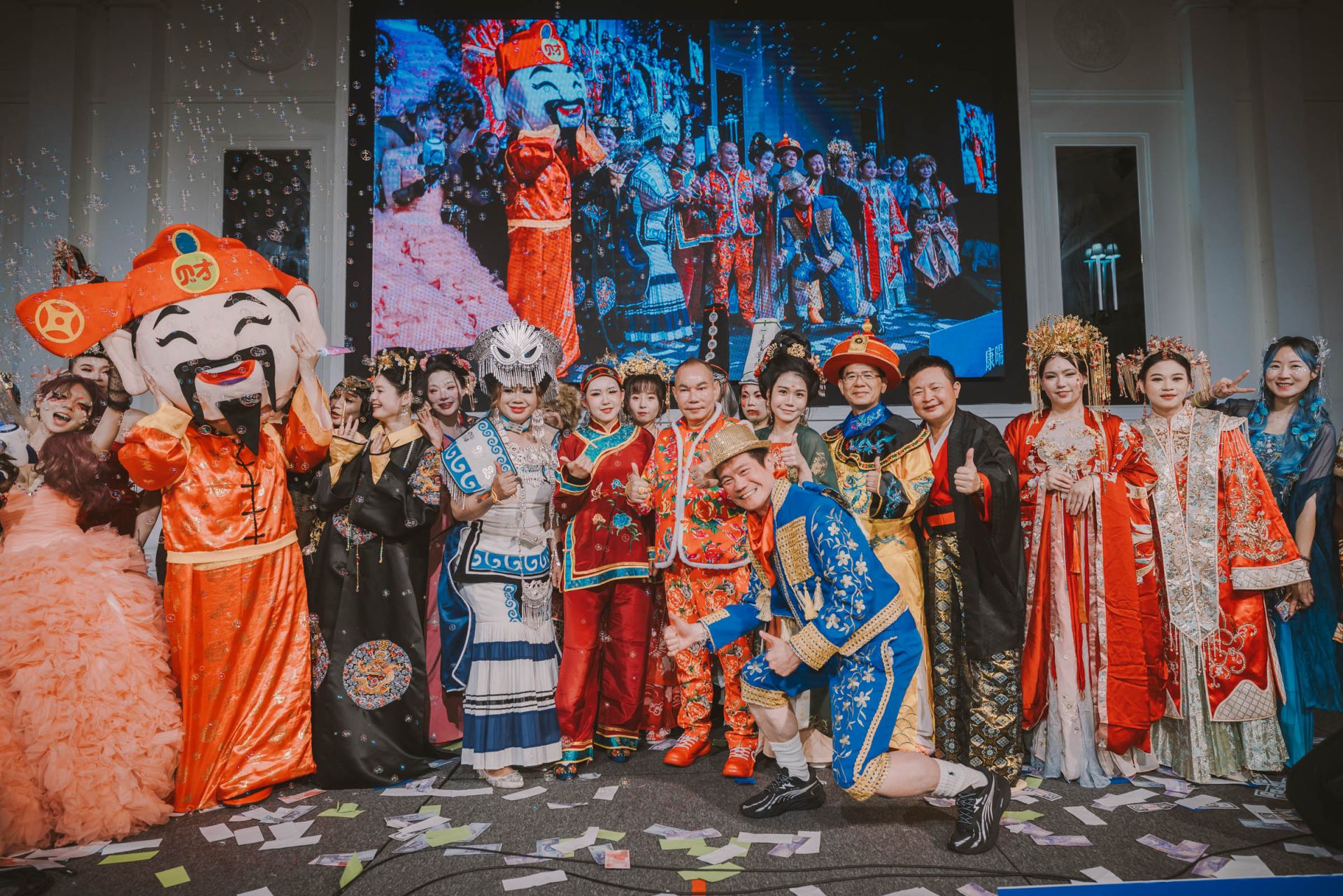 康博百桌春酒揭幕自費醫療創業新局 春酒變身世界服飾嘉年華！康博布局「自費醫療合夥創業平台」助百位醫師創業