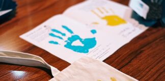 ▲瓦卡咖啡和產地咖啡農以手印宣示「直接從產地採購幫助當地小農第11週年，這些咖啡豆由當地農民精心種植、採摘和加工」。