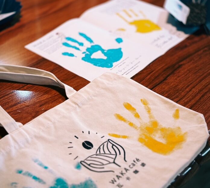 ▲瓦卡咖啡和產地咖啡農以手印宣示「直接從產地採購幫助當地小農第11週年，這些咖啡豆由當地農民精心種植、採摘和加工」。