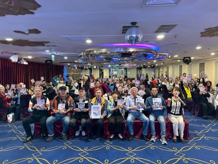 台中虎嘯新村在改建之後，眷村的住戶特別成立虎嘯新村聯誼會，並歷經兩年的集結，在今年出版「虎嘯風雲」這本新書。(圖/記者林均和攝)