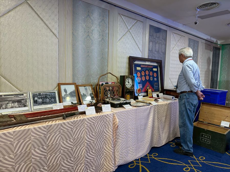 台中虎嘯新村聯誼會新書發表時，特別展出各家珍藏物件及照片。(圖/記者林均和攝)
