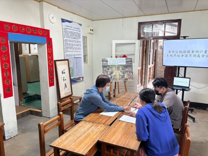 典故海報與春聯下協調土地爭議