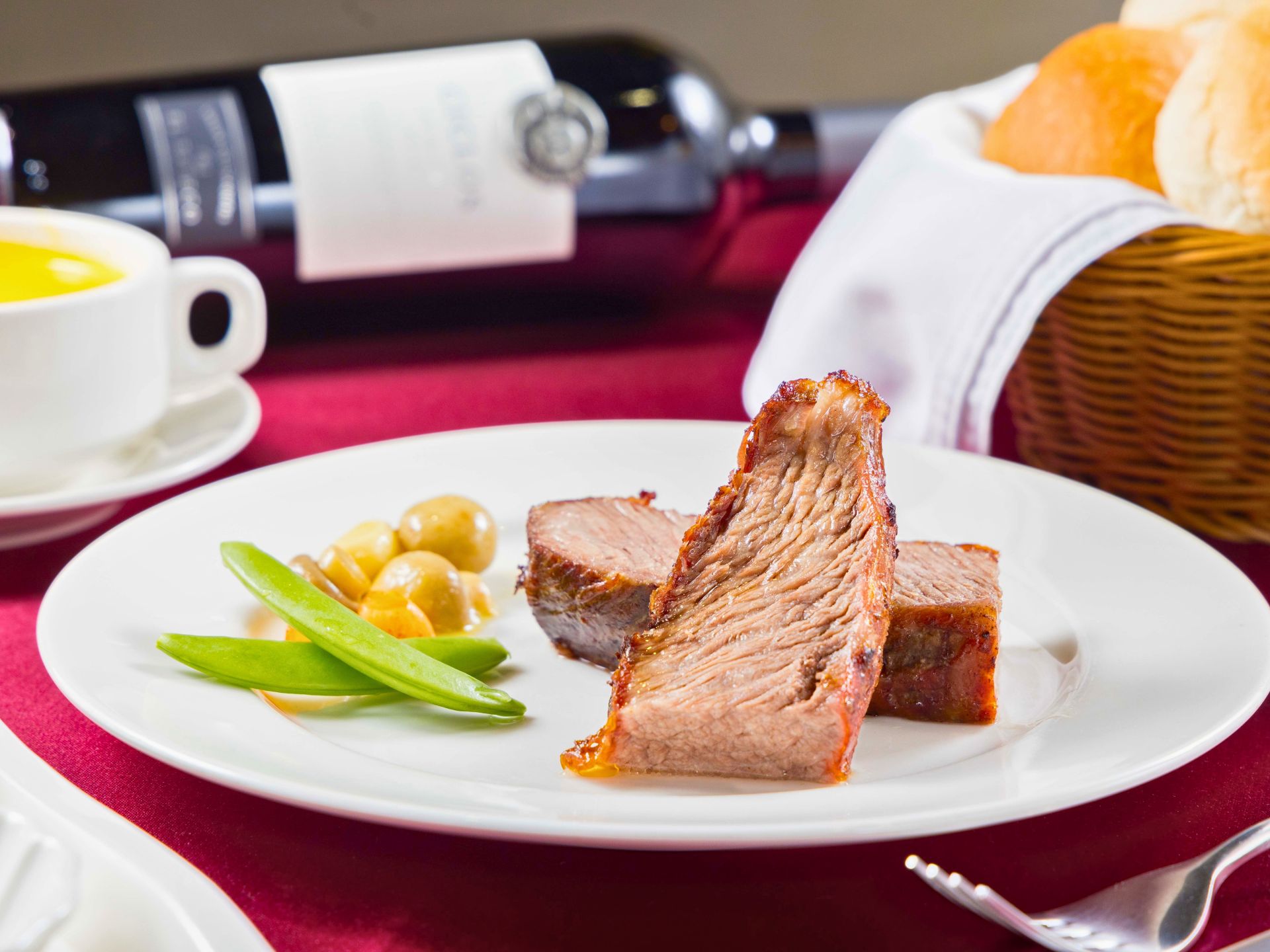 餐廳只提供全熟牛排，但口感令人驚嘆的軟嫩。（圖／彭巴草原牛排館提供）