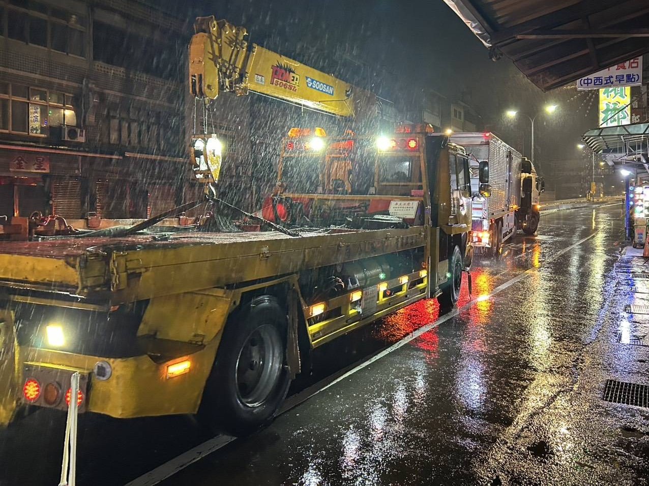 有不肖拖吊業者豪砸重金在網路投放道路救援廣告，待不知情民眾求助後，再巧立各種名目漫天喊價，短短幾公里路程就敢開出數萬元天價。