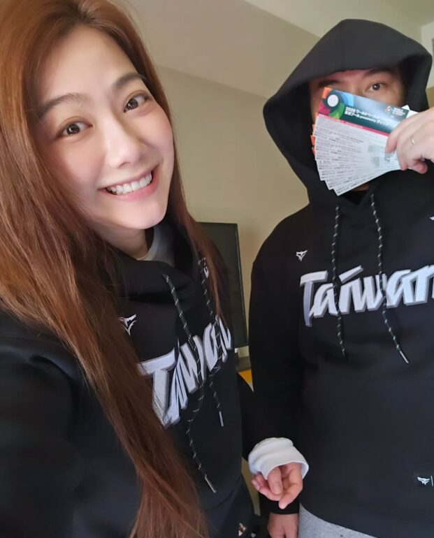 邵庭與老公到東京支持台灣隊被捕捉到。(圖/翻攝邵庭IG)