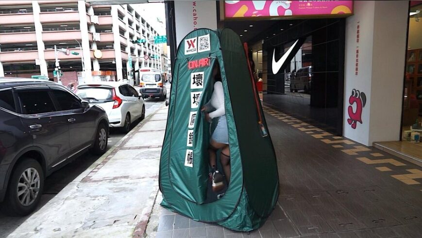 AV女神梁冪現身西門町神秘帳篷，引起網友討論。(圖／翻攝梁冪IG)