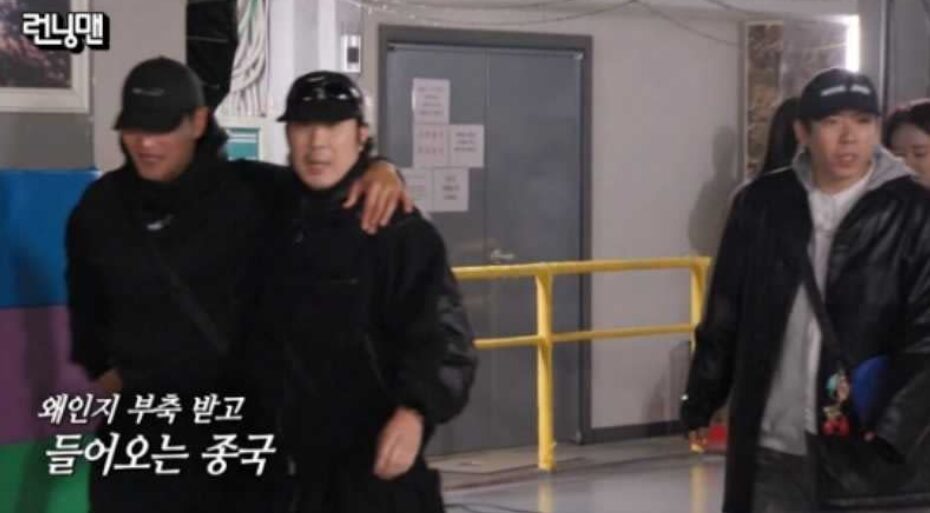 金鍾國在節目中被哈哈(HaHa)攙扶。(圖/翻攝SBS TV)