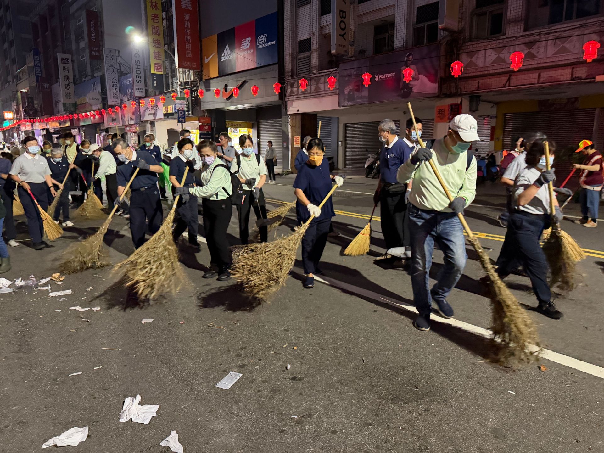 台中慈院同仁與大甲區師兄姊一起掃街清淨大地也清掃心地。
