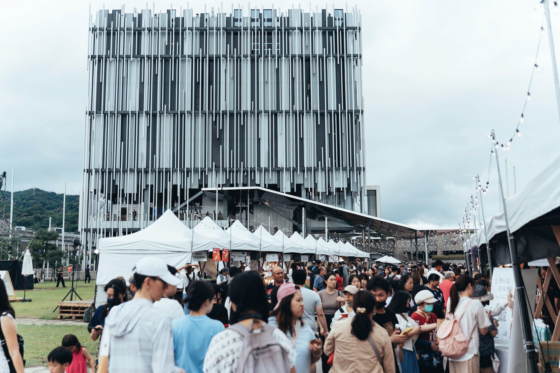藝起狂歡！新北市美術館週年慶 4/25 登場     流聲市集與戶外演唱會嗨翻全場