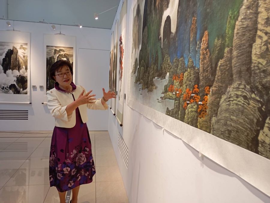 劉玉美首次個展共展出33幅精心創作，並在開幕活動中親自導覽。(圖/記者林均和攝)