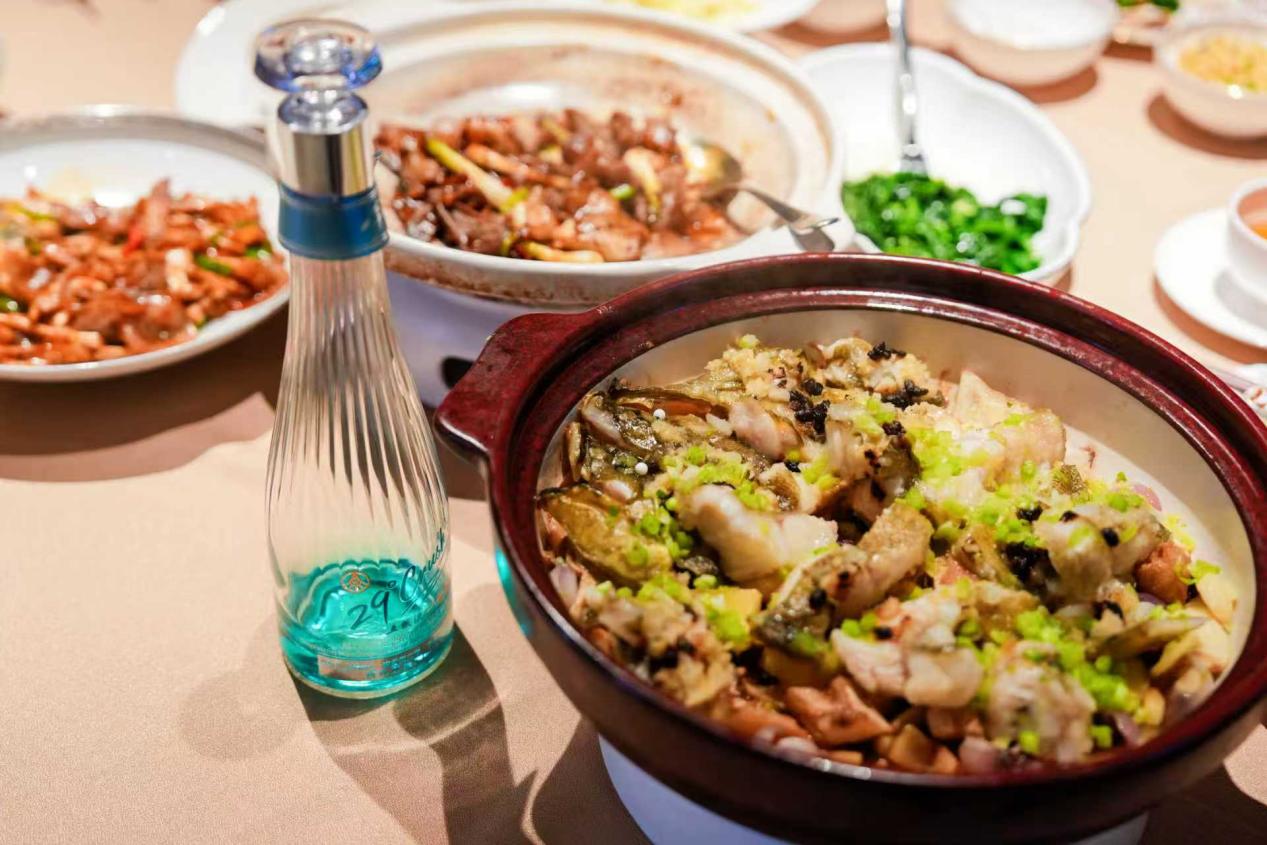 微醺美學邂逅獅城，五糧液一見傾心在新加坡上市