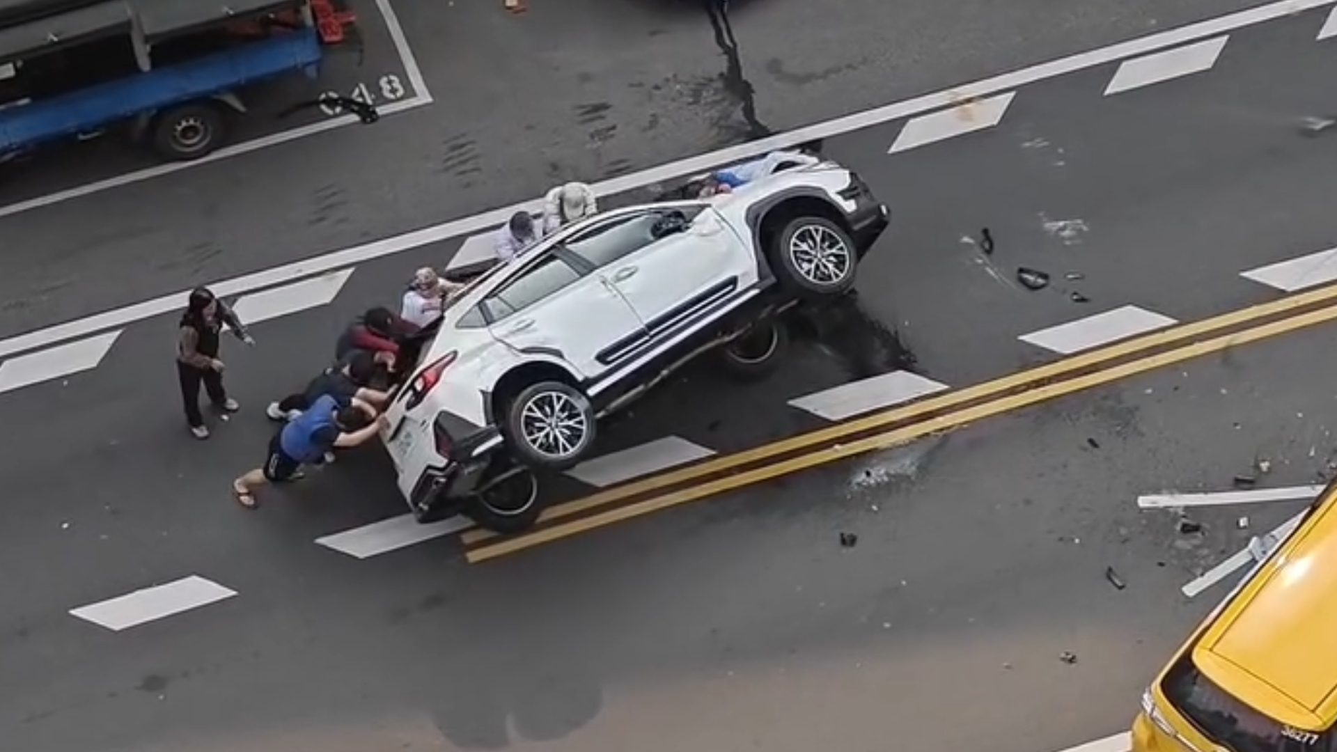 車禍發生當下，一旁熱心民眾見狀紛紛衝上前自發性組成救援隊。眾人合力將沉重的速霸陸休旅車緩緩推翻回正，成功協助受困車內的王翁順利脫身。