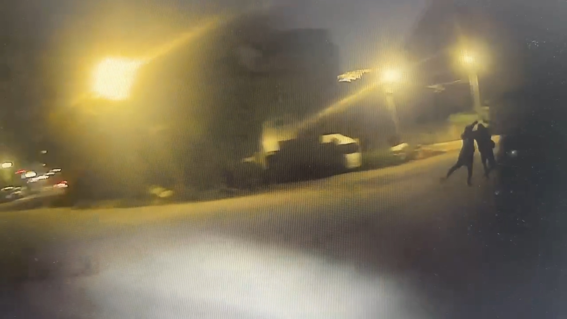 聯兵三營上士田仲麟、下士吳旻倫及下士莊宏翊等3人正收假準備返回營區，見到警方正追捕逃逸外籍人士，毫不猶豫主動衝上前協助追捕。