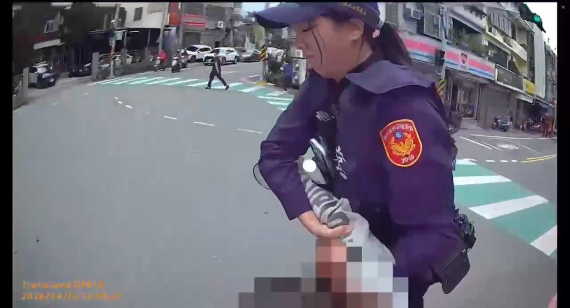 何姓女子騎乘牌照已遭註銷的機車遭員警攔查,沒想到她拒不配合還在車水馬龍的馬路上咆哮,當場遭員警依法實施管束帶回。