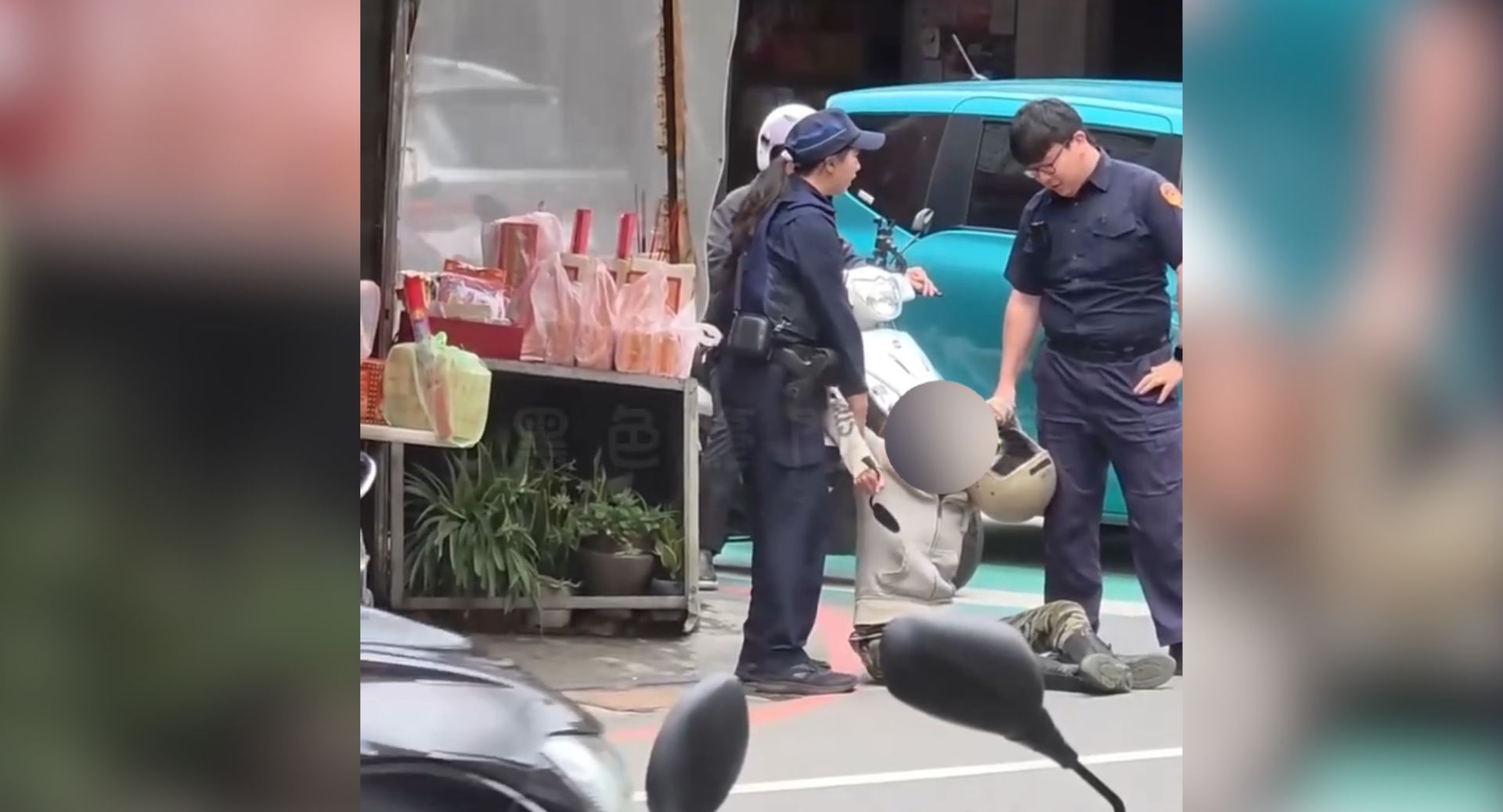 何姓女子騎乘牌照已遭註銷的機車遭員警攔查,沒想到她拒不配合還在車水馬龍的馬路上咆哮,當場遭員警依法實施管束帶回。