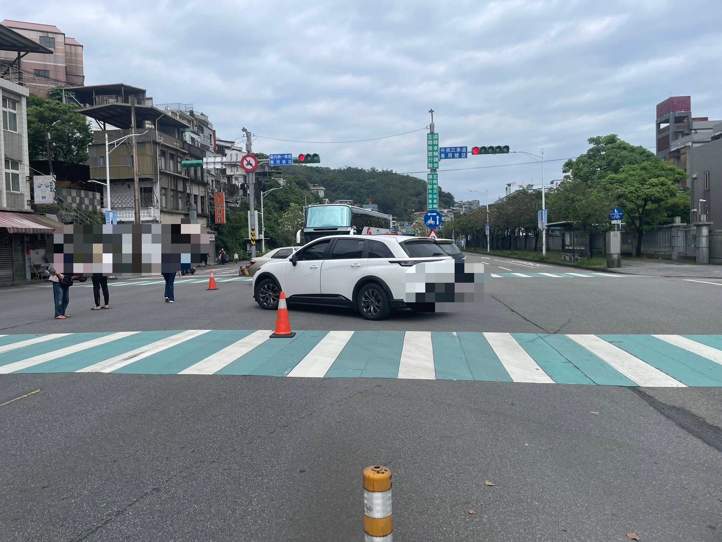 43歲吳姓男子駕駛自小客車行經中山二路路口準備迴轉時，疑似未注意左轉號誌尚未亮起便貿然行駛，當場撞上內側快車道直行的另1輛自小客車。