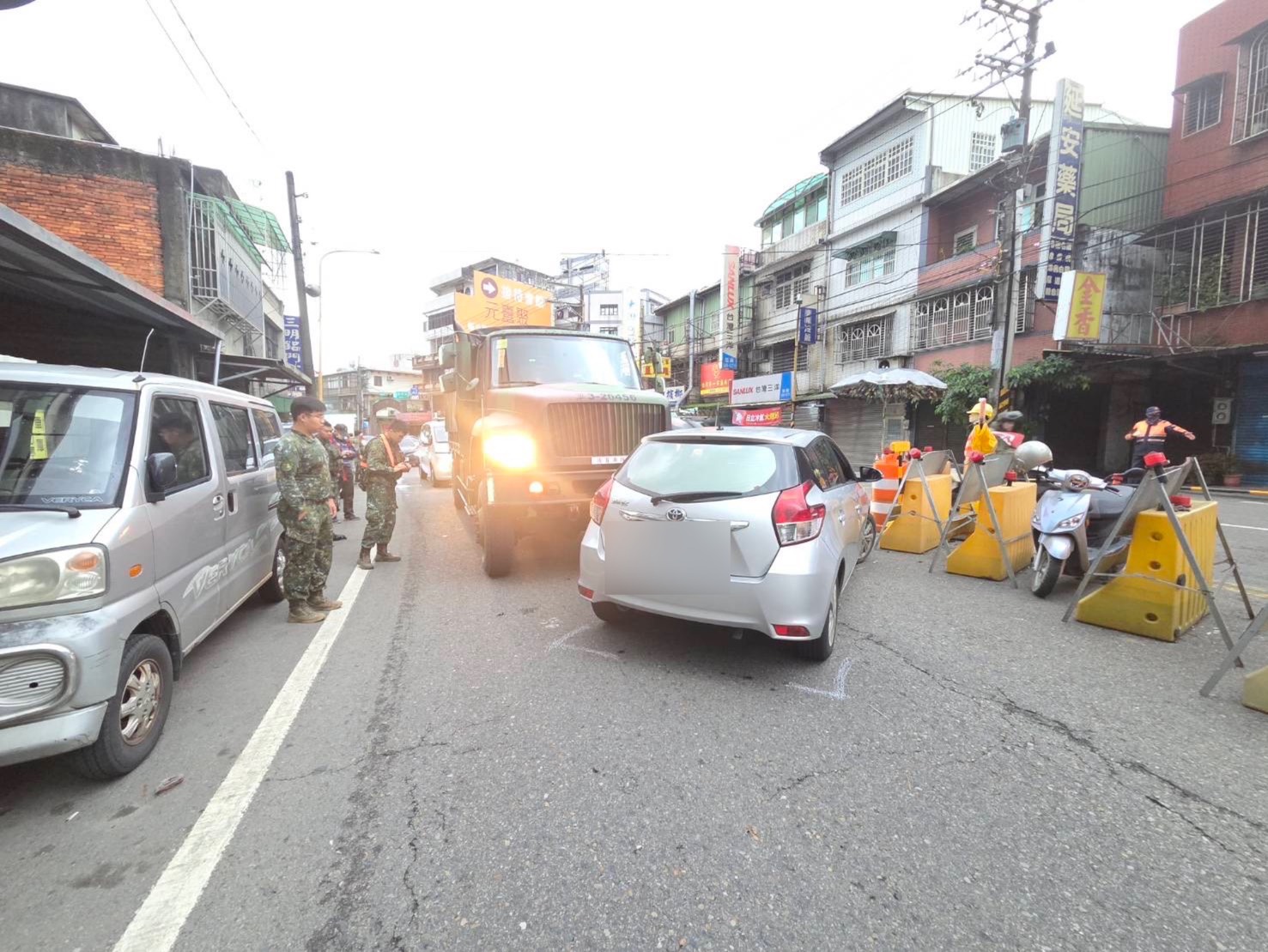 黃姓軍卡駕駛欲從內側車道向右切換至外側車道，疑似未注意外側車道直行、由57歲江姓男子駕駛的自小客車，導致雙方發生碰撞。