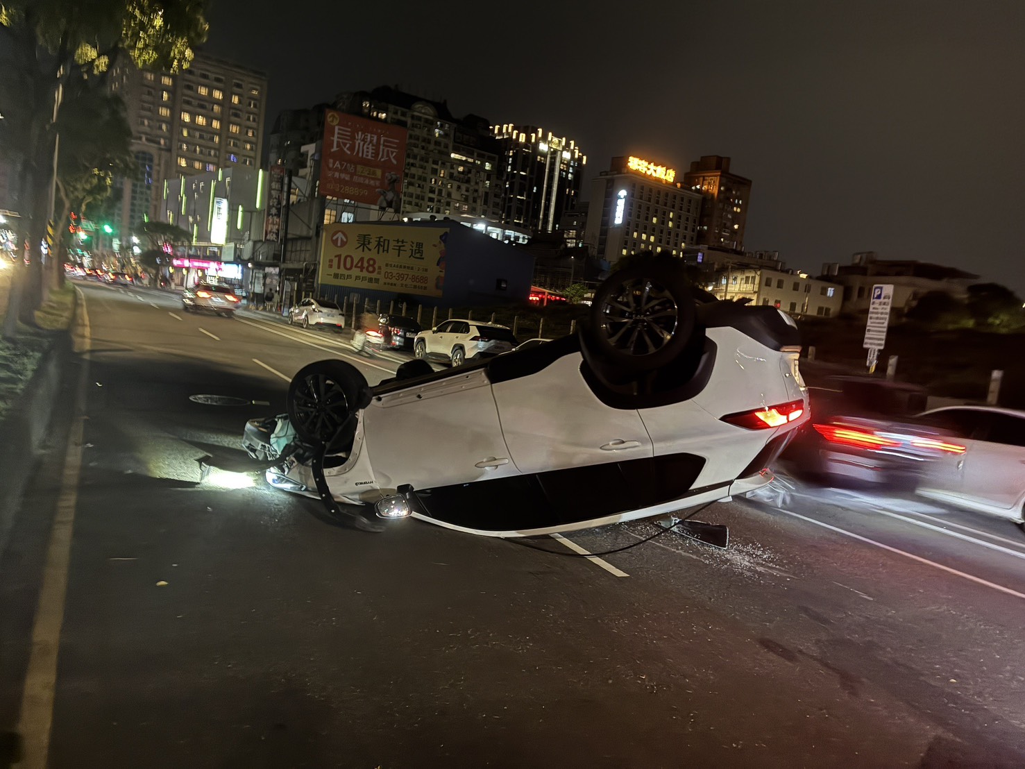 31歲伍姓男子駕駛白色自小客車行經文化二路18巷口時，不慎擦撞停放在路旁的2輛自小客車，導致車輛當場失控翻覆，在車道上四輪朝天。