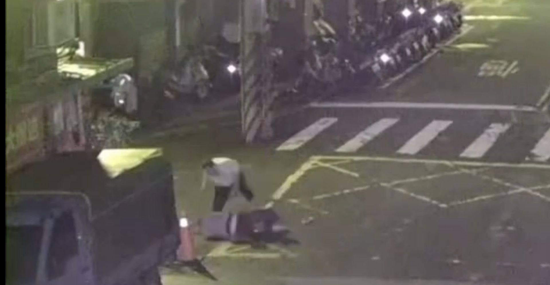 廖男不滿遭催債,酒意上頭後情緒失控,當街將曾男壓在地上揮拳痛毆。