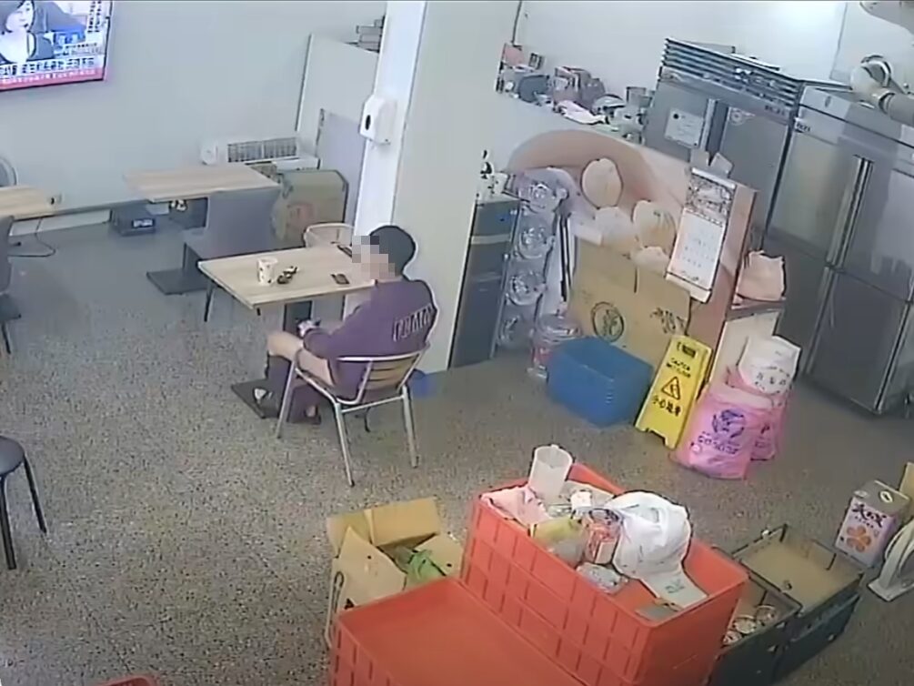 新北市新莊區1間豆漿店驚傳離譜的公然猥褻事件。有1名年約20多歲的眼鏡男進入店內用餐時，大膽脫下短褲做出不雅動作，眼神還不斷盯著老闆娘看，誇張行徑全被店內監視器拍下。