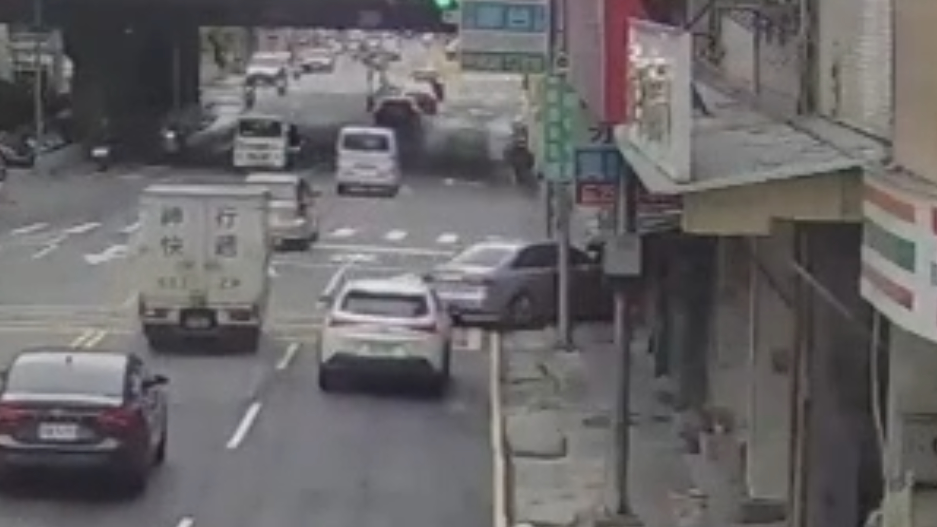 新北市五股區四維路一帶,昨(8)日下午14時許傳出開車衝撞及聚眾鬥毆事件。