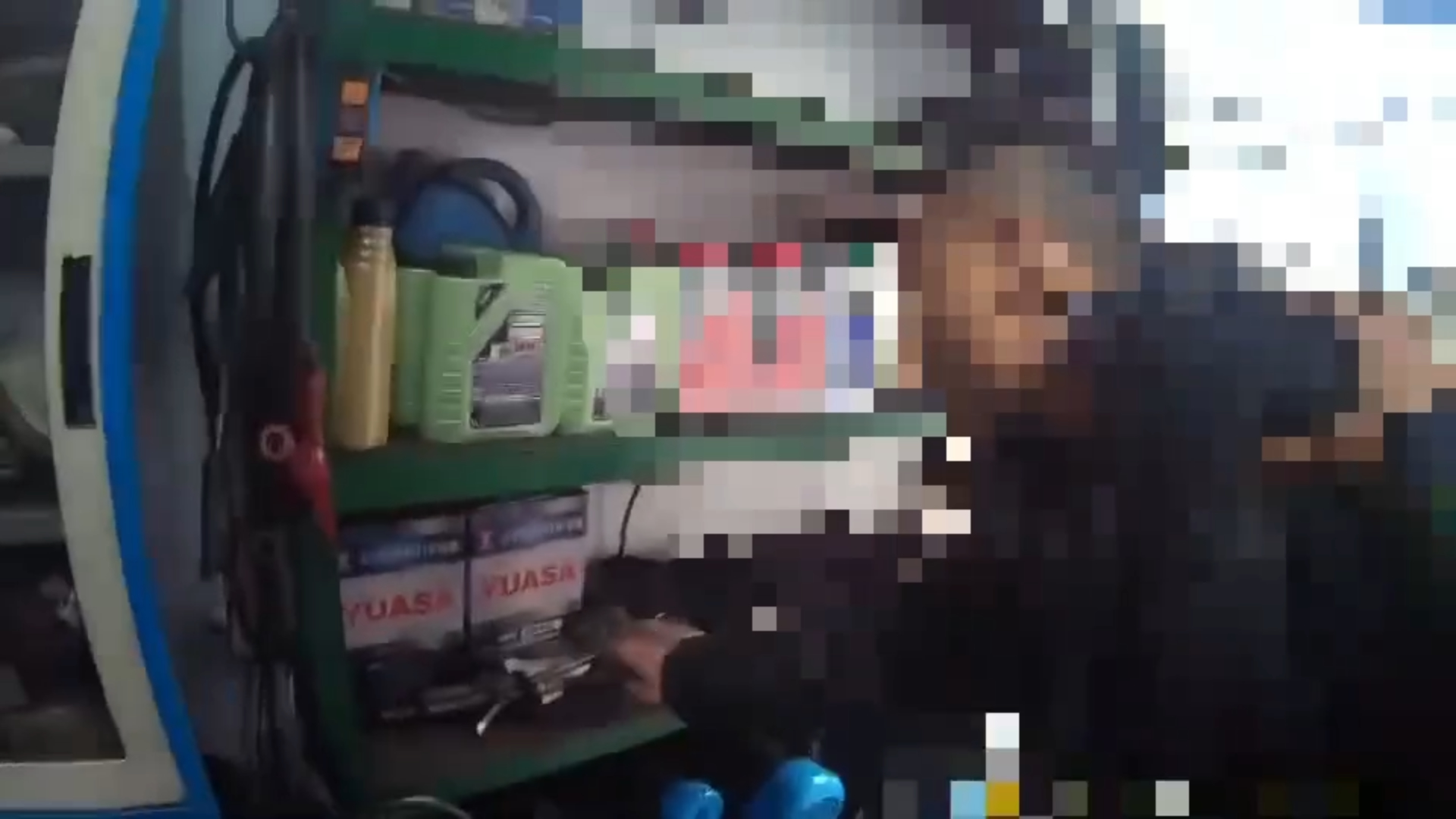 轄區更寮派出所員警獲報趕赴現場時,鄭男已帶著多名友人怒氣沖沖趕抵修車廠尋仇。