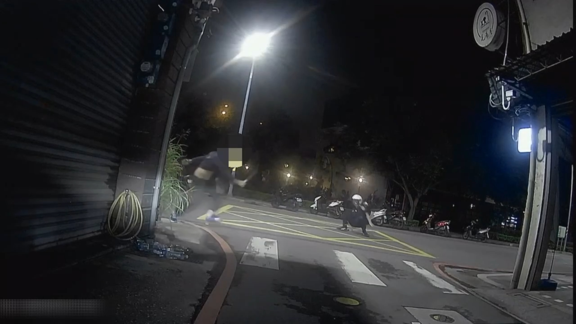 48歲劉姓男子涉嫌持西瓜刀強盜計程車未遂後逃逸，面對警方圍捕時持刀揮舞拒捕，甚至企圖攻擊追捕的員警。