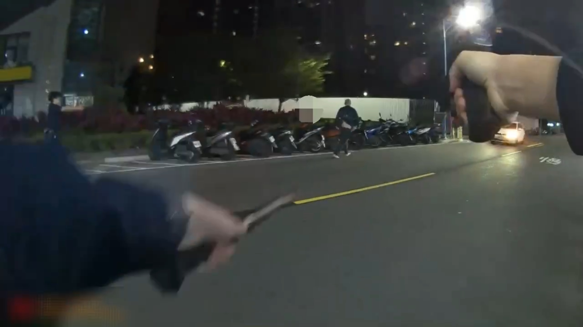 48歲劉姓男子涉嫌持西瓜刀強盜計程車未遂後逃逸，面對警方圍捕時持刀揮舞拒捕，甚至企圖攻擊追捕的員警。