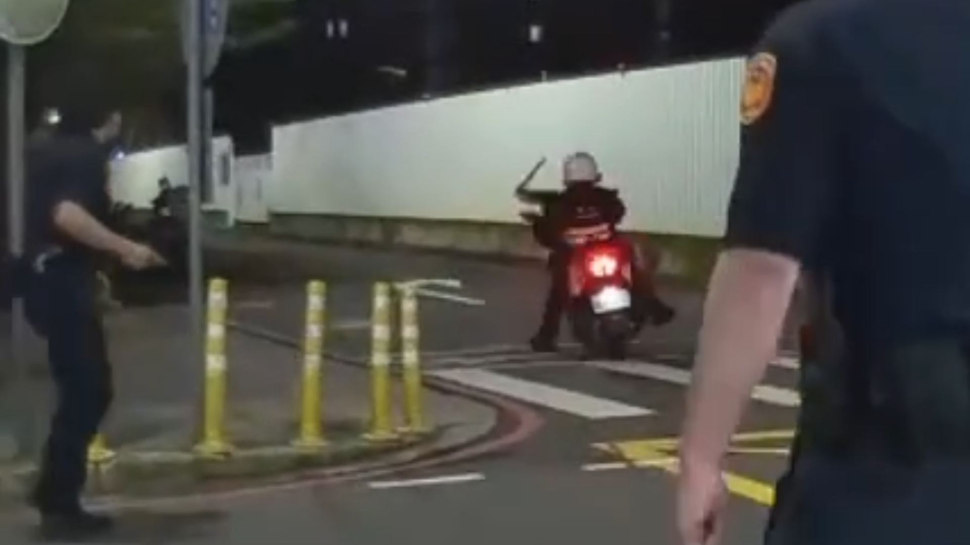 1名員警看準時機，騎乘警用機車由後方衝撞劉男，成功讓其倒地並順利奪下刀械壓制逮捕，化解整場街頭危機。