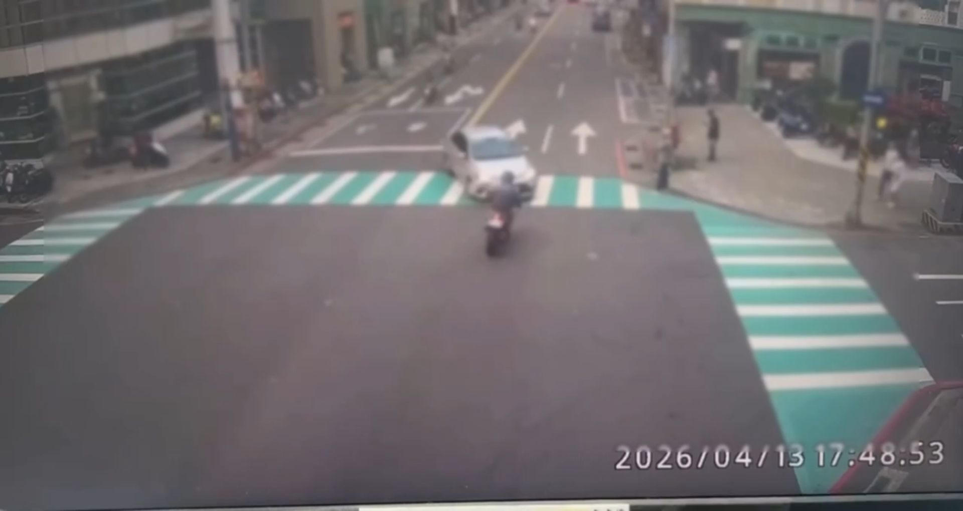 基隆市義一路、信四路口昨(13)日傍晚17時許發生1起驚險的交通事故。