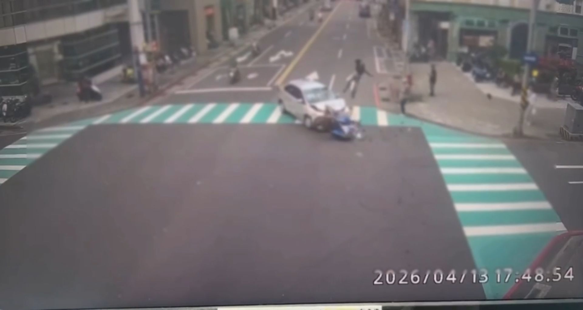 李姓男子駕駛自小客車準備左轉時,違規跨越雙黃線「切西瓜」搶快轉彎,當場與對向直行的林姓機車騎士發生猛烈碰撞。