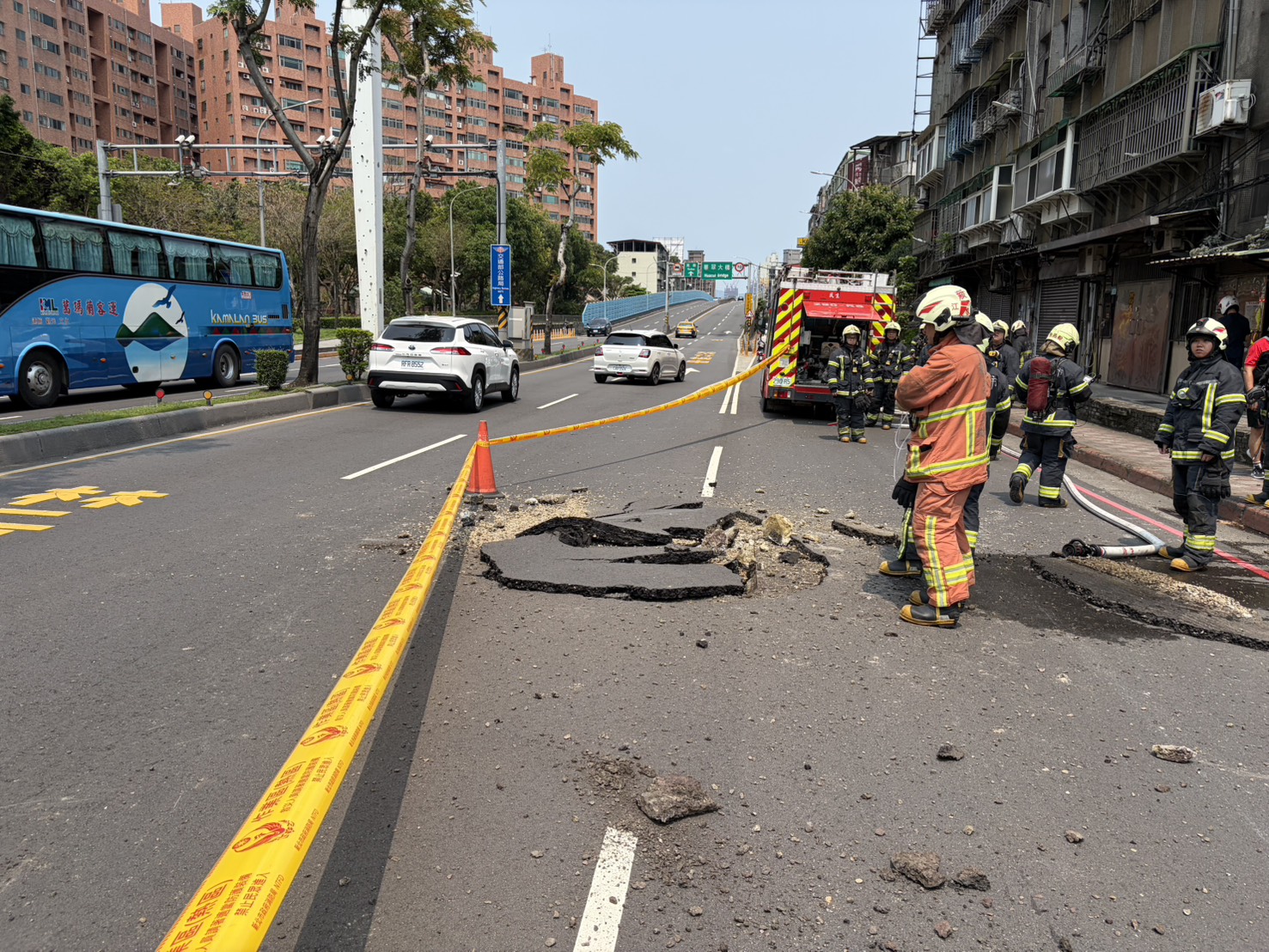 新北市板橋區縣民大道往華翠大橋上橋處，今（14）日中午12時許有民眾聽聞巨大聲響，外出查看驚見柏油路面不明原因「炸開」隆起破裂，碎石塊散落占據車道。