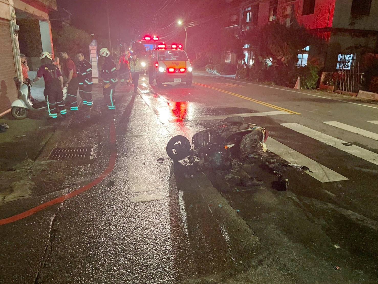 連男連人帶車倒地，機車瞬間起火燃燒，連男只能眼睜睜看著愛車燒成廢鐵。