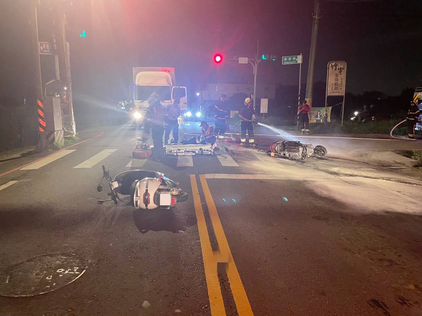 李姓男子騎乘微型電動二輪車，行經新生路準備左轉新廣路時，與後方同向直行的連姓機車騎士發生擦撞。