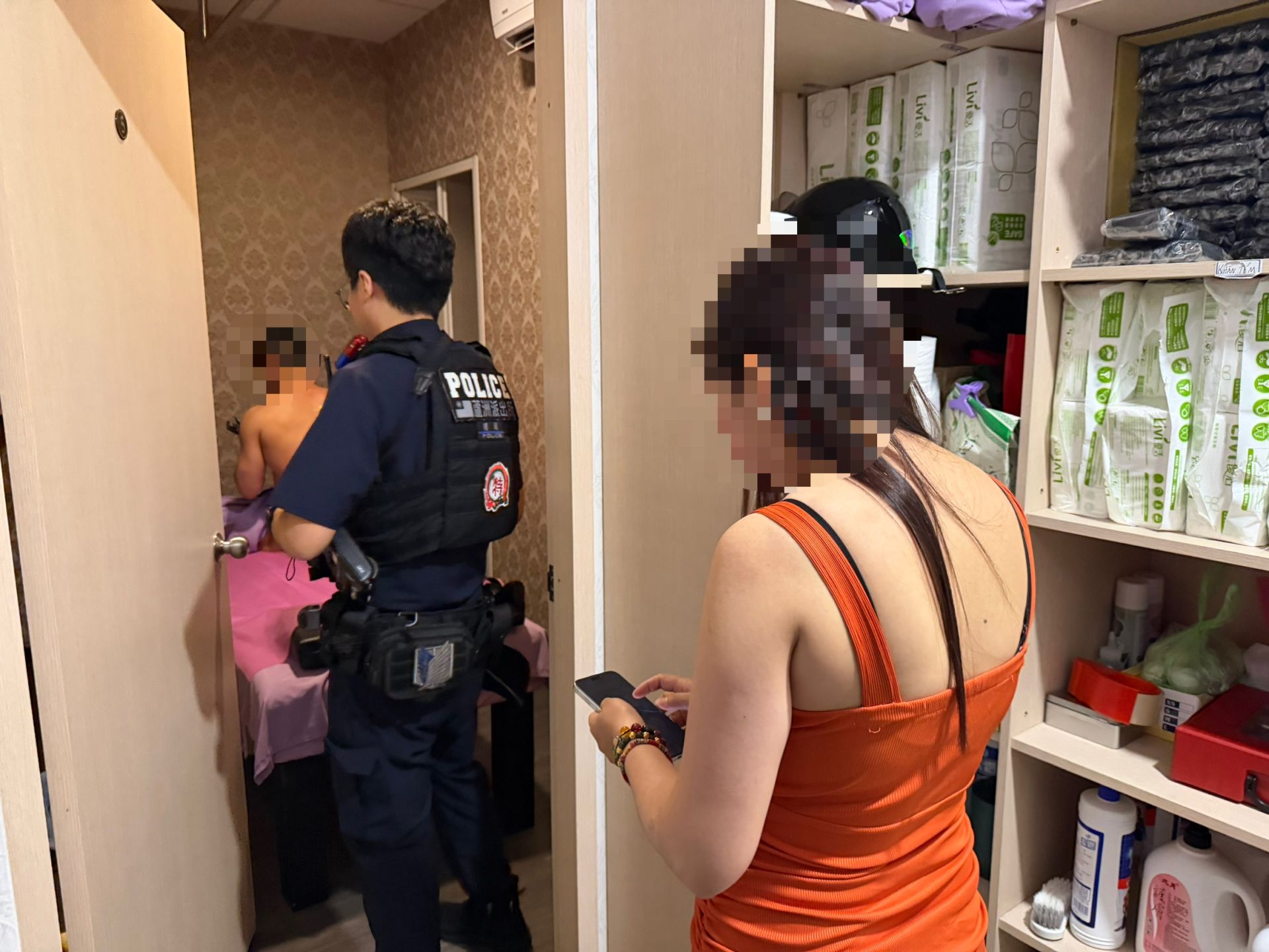 新北市蘆洲區三民路1家養生館掛羊頭賣狗肉,暗中媒介色情交易。蘆洲警分局日前持搜索票查緝,當場逮獲按摩師以500元代價替男客進行半套性服務。