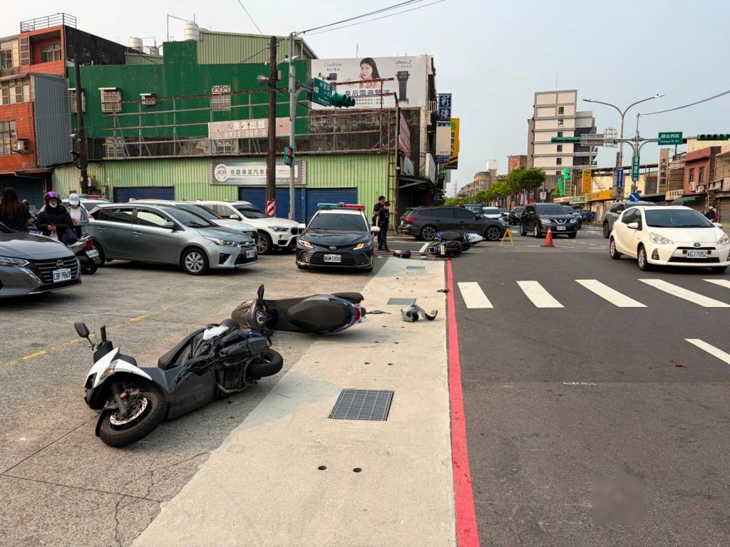 24歲林姓男子騎乘機車行經中豐路、中豐路670巷口時，明明號誌已轉為紅燈，林男仍「直直衝」，當場撞上橫向綠燈直行的１部機車，接連波及另外2部機車，4車撞成一團。