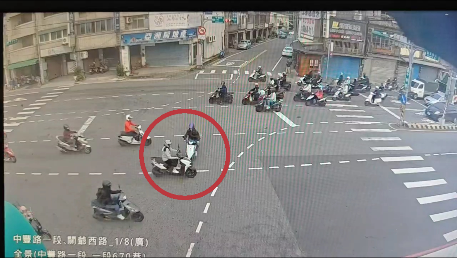 24歲林姓男子騎乘機車行經中豐路、中豐路670巷口時，明明號誌已轉為紅燈，林男仍「直直衝」，當場撞上橫向綠燈直行的１部機車，接連波及另外2部機車，4車撞成一團。