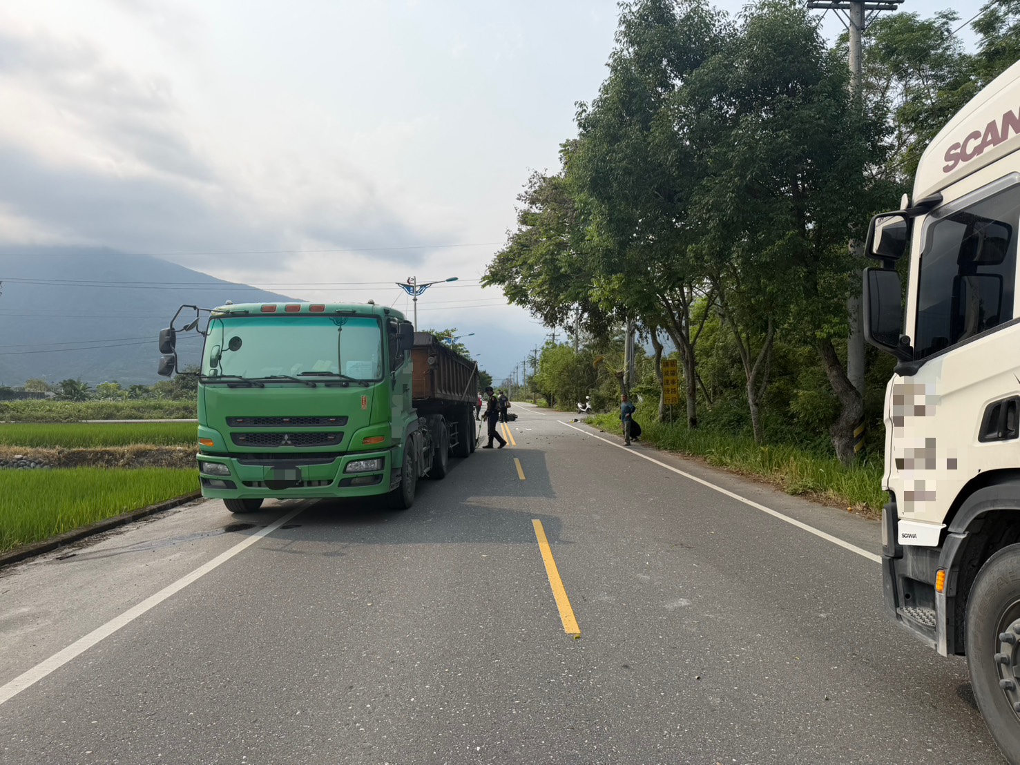 65歲李姓男子騎乘機車載著75歲侯姓男子，行經榮開路、兆豐路的1處無號誌交岔路口時，與36歲王姓男子駕駛的曳引車發生猛烈碰撞。