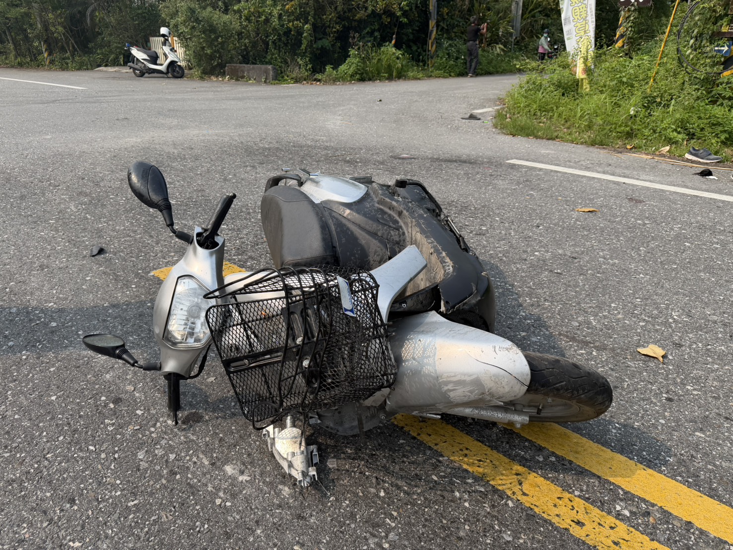 65歲李姓男子騎乘機車載著75歲侯姓男子，行經榮開路、兆豐路的1處無號誌交岔路口時，與36歲王姓男子駕駛的曳引車發生猛烈碰撞。