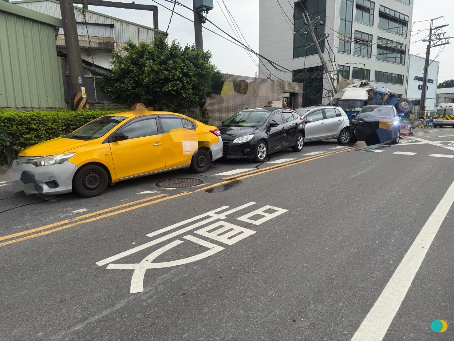 59歲陳姓男子駕駛砂石車行經八德路時，疑因下坡煞車失靈，失控衝撞前方正在停等紅燈的多部車輛，大貨車最終翻覆路旁，更波及一旁工廠圍牆與內部停放車輛。