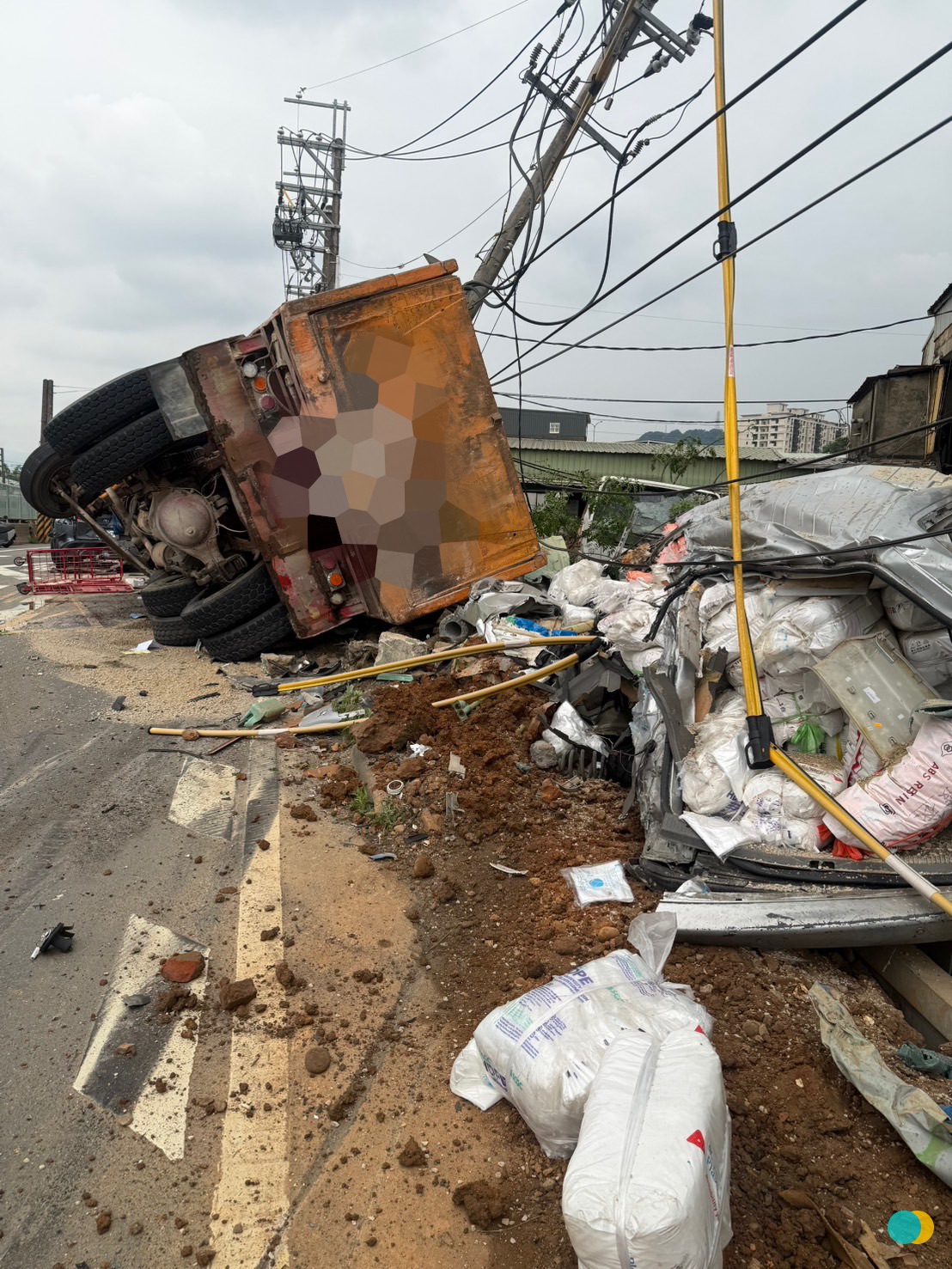 59歲陳姓男子駕駛砂石車行經八德路時，疑因下坡煞車失靈，失控衝撞前方正在停等紅燈的多部車輛，大貨車最終翻覆路旁，更波及一旁工廠圍牆與內部停放車輛。
